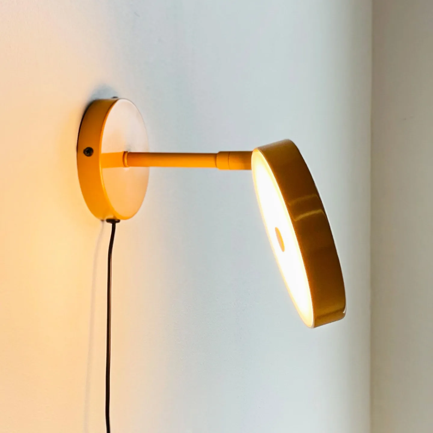 Starlight LED-Wandlampe, gelb, Ø 14 cm, dim. - Dyberg Larsen - Wohnzimmer - Design - Metall - Mit Schirm
