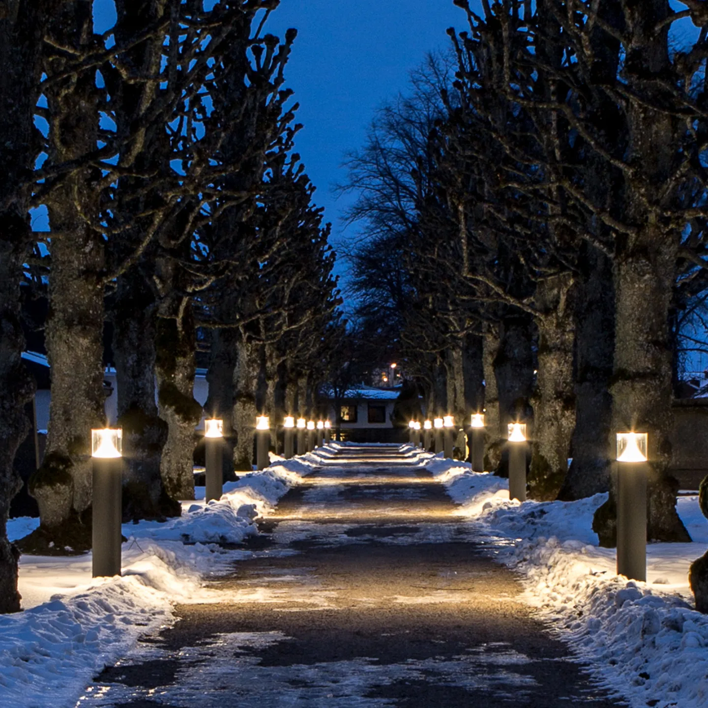 Egersund LED-väglampa 108 cm, betongfot, aluminium – Norlys