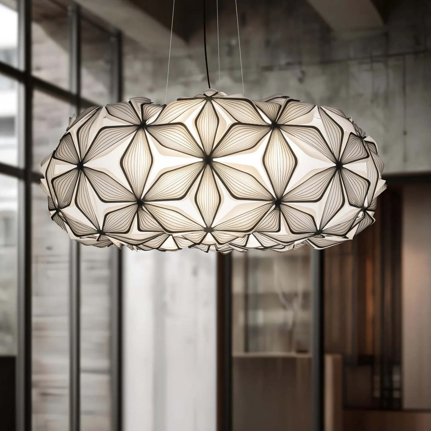 C'EST LA VIE Hängelampe schwarz/Kabel schwarz, Ø70cm - Slamp - Wohnzimmer - Design - Kunststoff - Mit Schirm