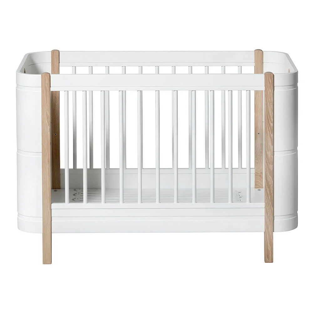 Oliver Furniture - Wood Mini+ Cot Bed Incl. Junior Kit, White/Oak - Spjälsängar och barnsängar - Søren Rørbæk - Vit - Trä