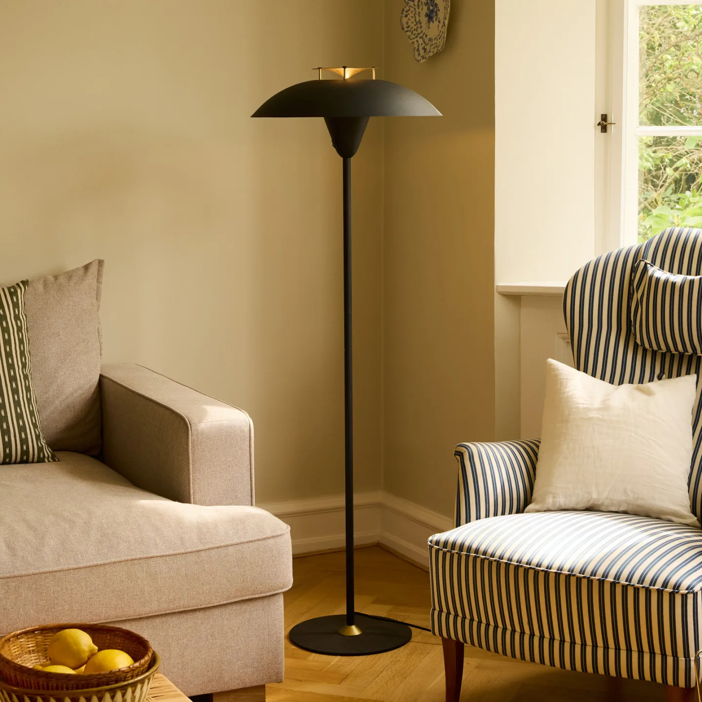 STEPP gulvlampe, sort, højde 140 cm, metal - Halo Design - Stue - Skandinavisk - Med én lyskilde