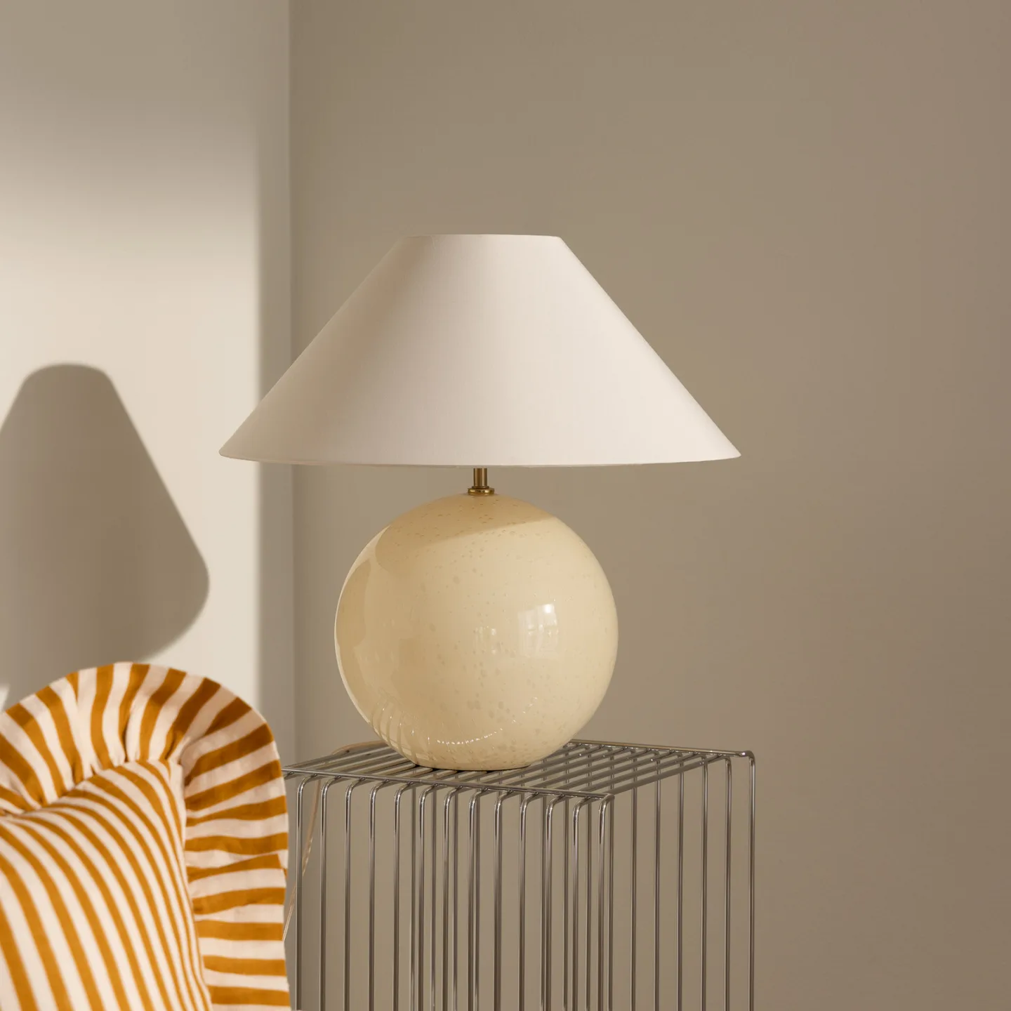 Iris 45 bordlampe krem tekstil 45 cm - Globen Lighting - Stue - Design - Stoff / Tekstil - Med en lyskilde