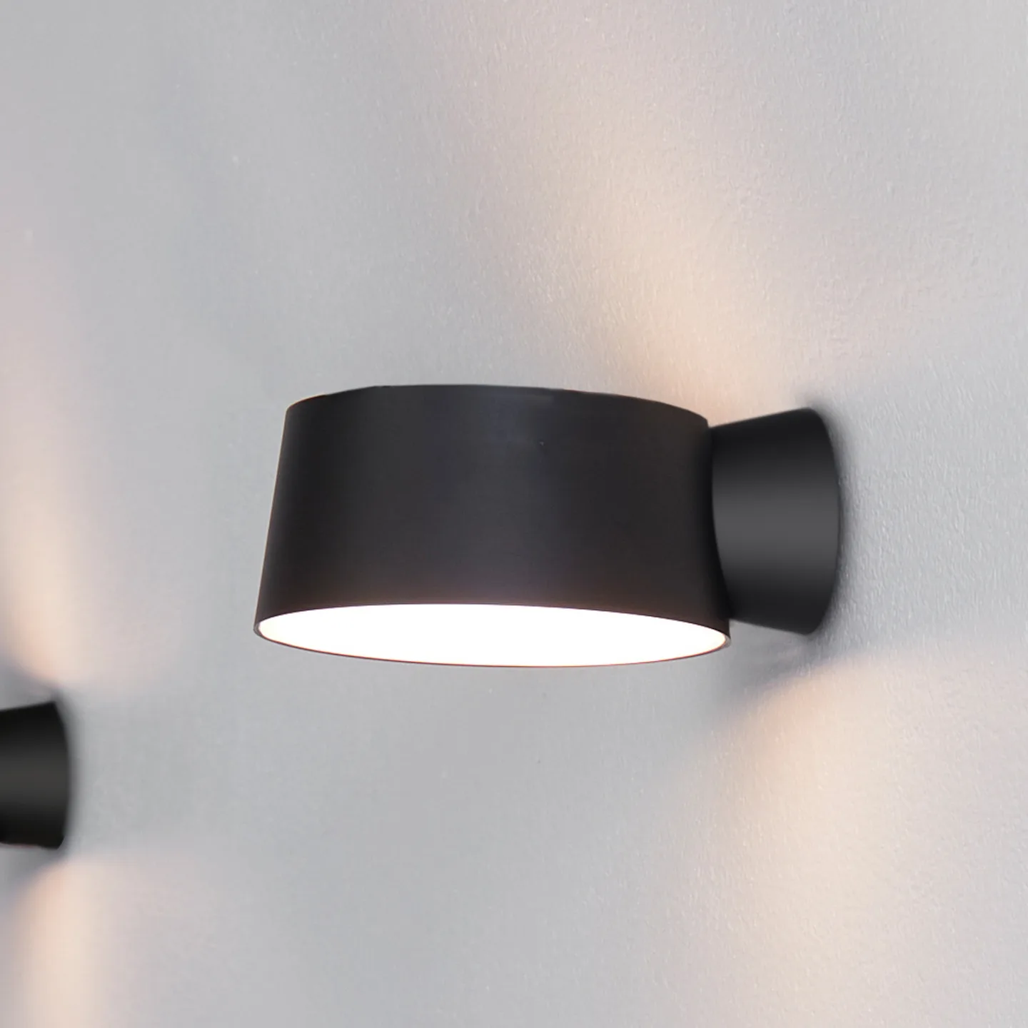 Cookie vegglampe svart - LOOM DESIGN - Stue - Moderne - Aluminium - Med en lyskilde
