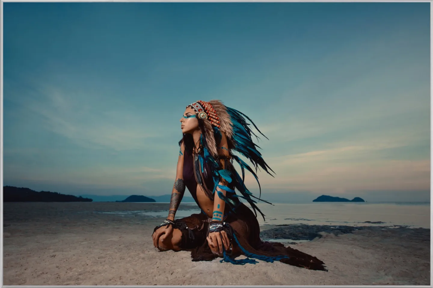 image LAND Bild mit Rahmen Indianerin | Schubiger Möbel