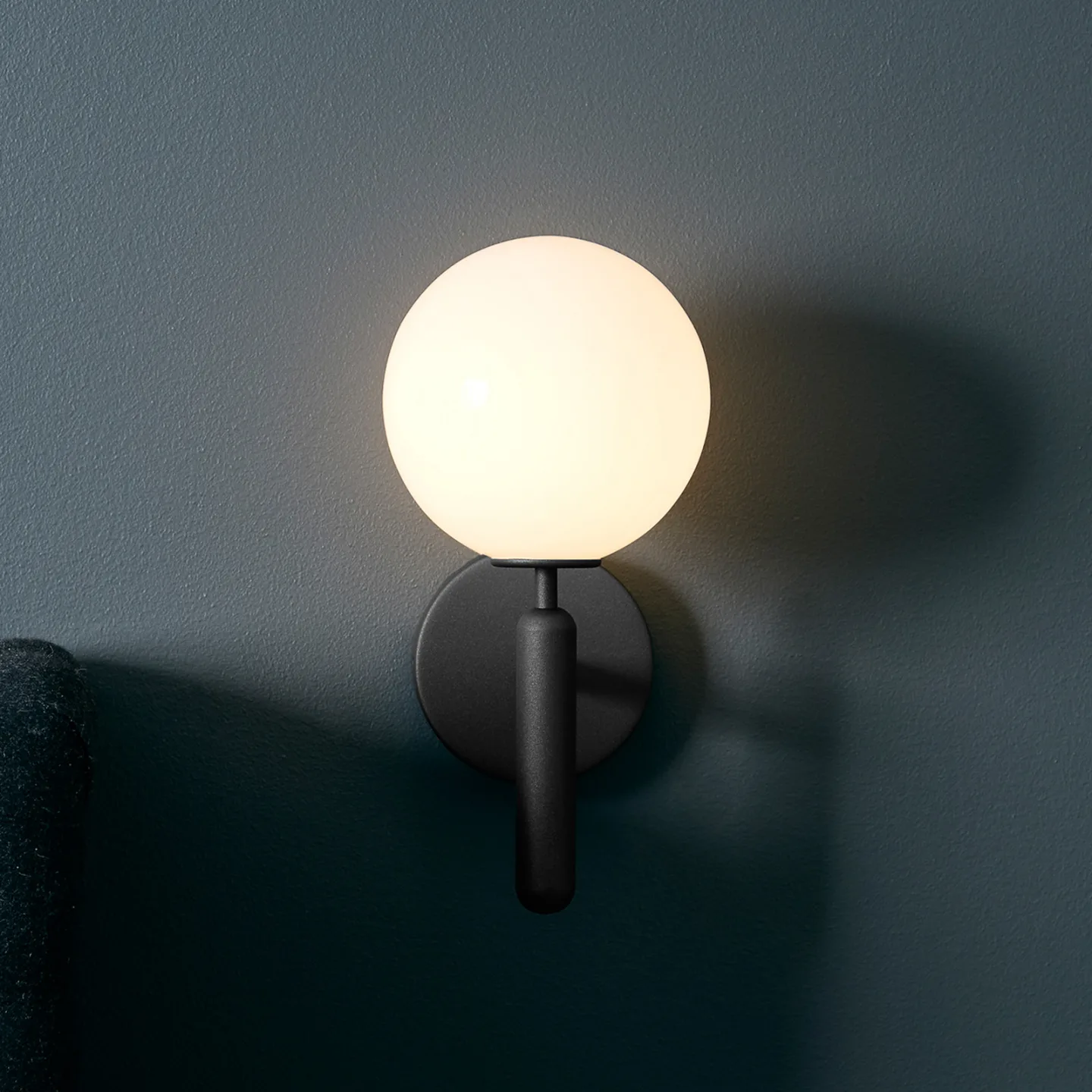 Miira Vägglampa Rock Grey/Opal White - Nuura Miira Wall Nuura Aps - Vardagsrum - Design - Metall - Klot