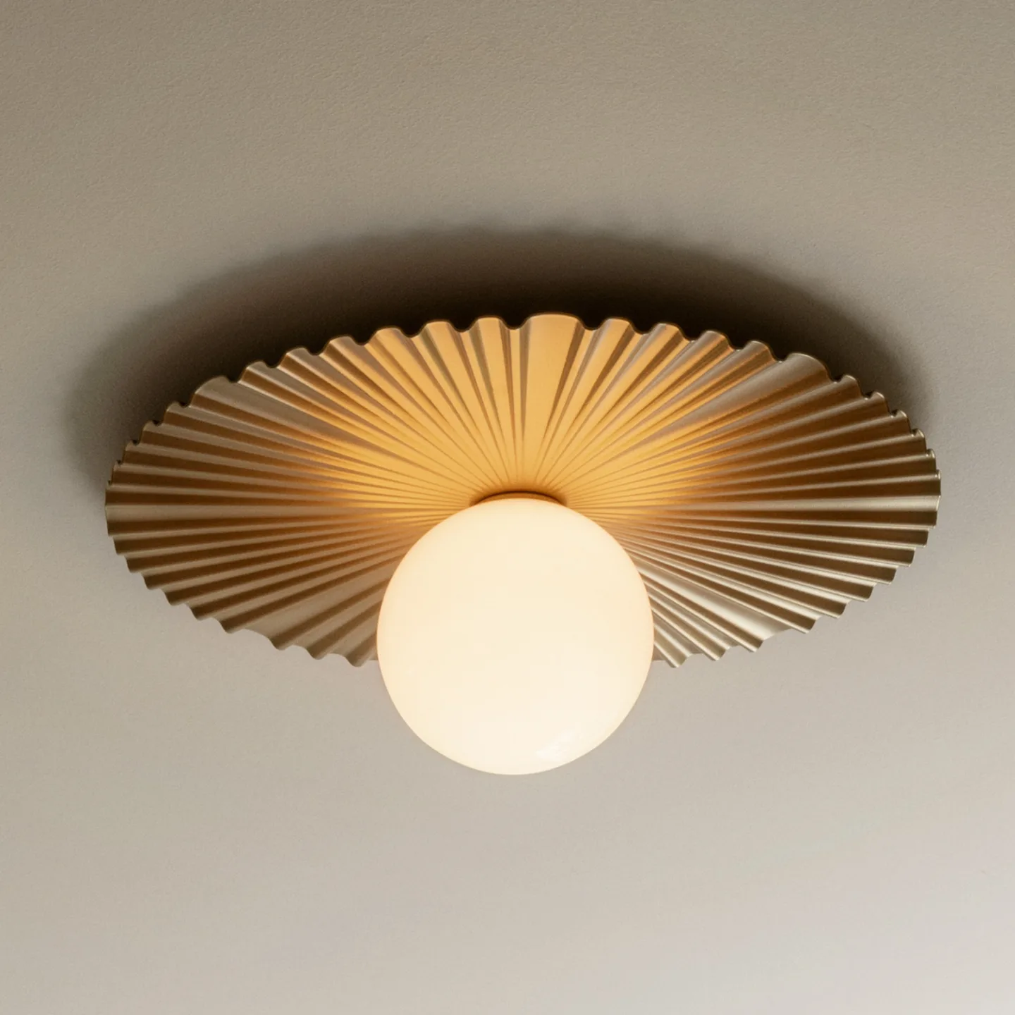 Liila Muuse Deckenleuchte, gold/opal, Ø 42 cm, IP44 - Nuura Nuura Aps - Wohnzimmer - Skandinavisch - Metall - Einflammig