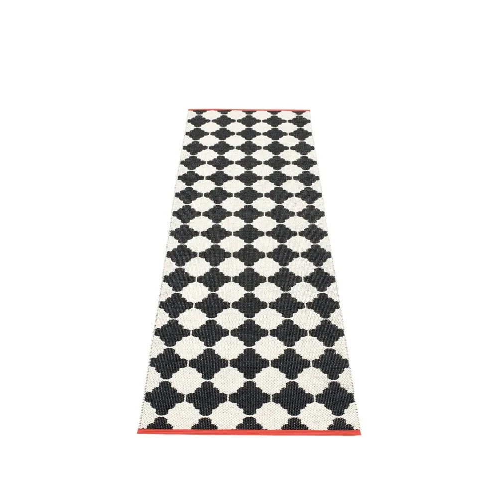 Pappelina Marre gångmatta black/vanilla/coral edge 70x375 cm