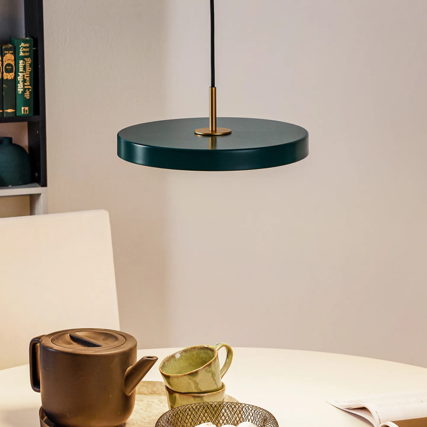 LED-hengelampe Asteria Mini mørkegrønn/messing 31 cm - UMAGE - Stue - Design - Metall - Med en lyskilde