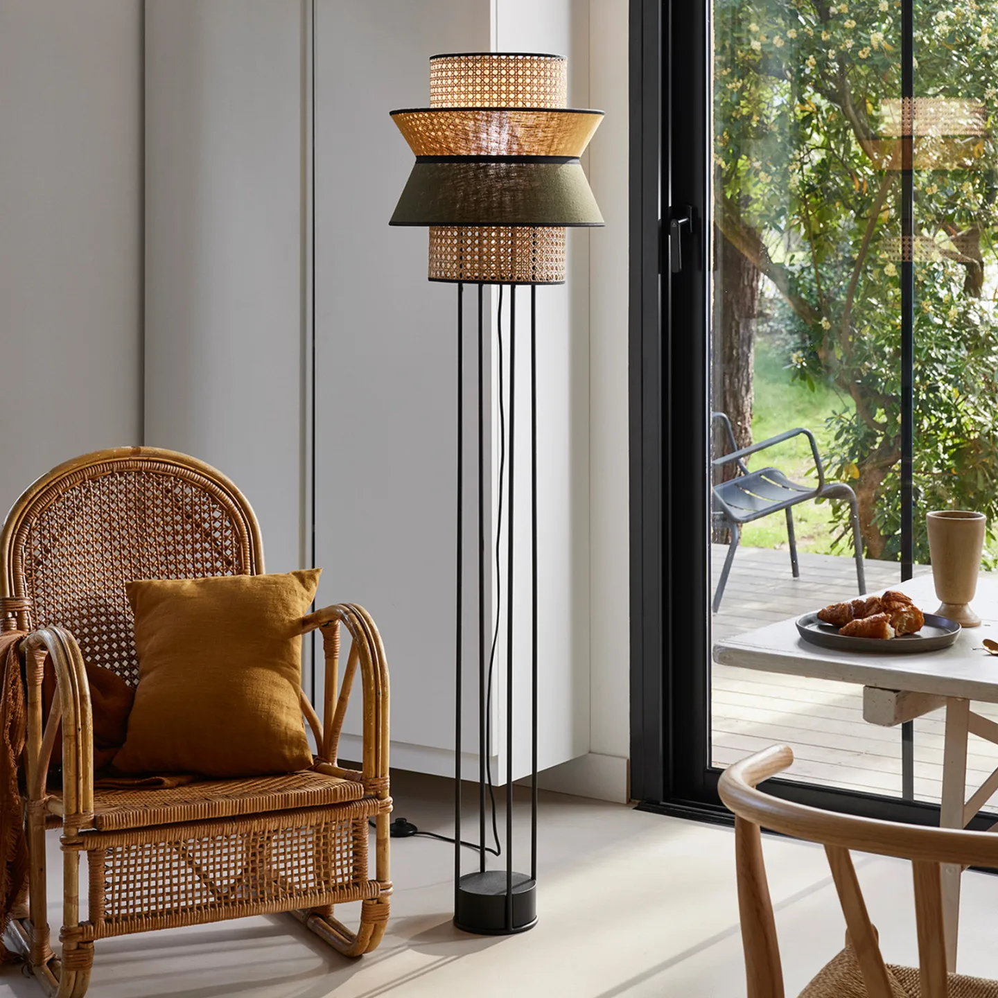 Singapour DBL Stehleuchte, khaki/curry - MARKET SET - Wohnzimmer - Design - Holz - Mit Schirm