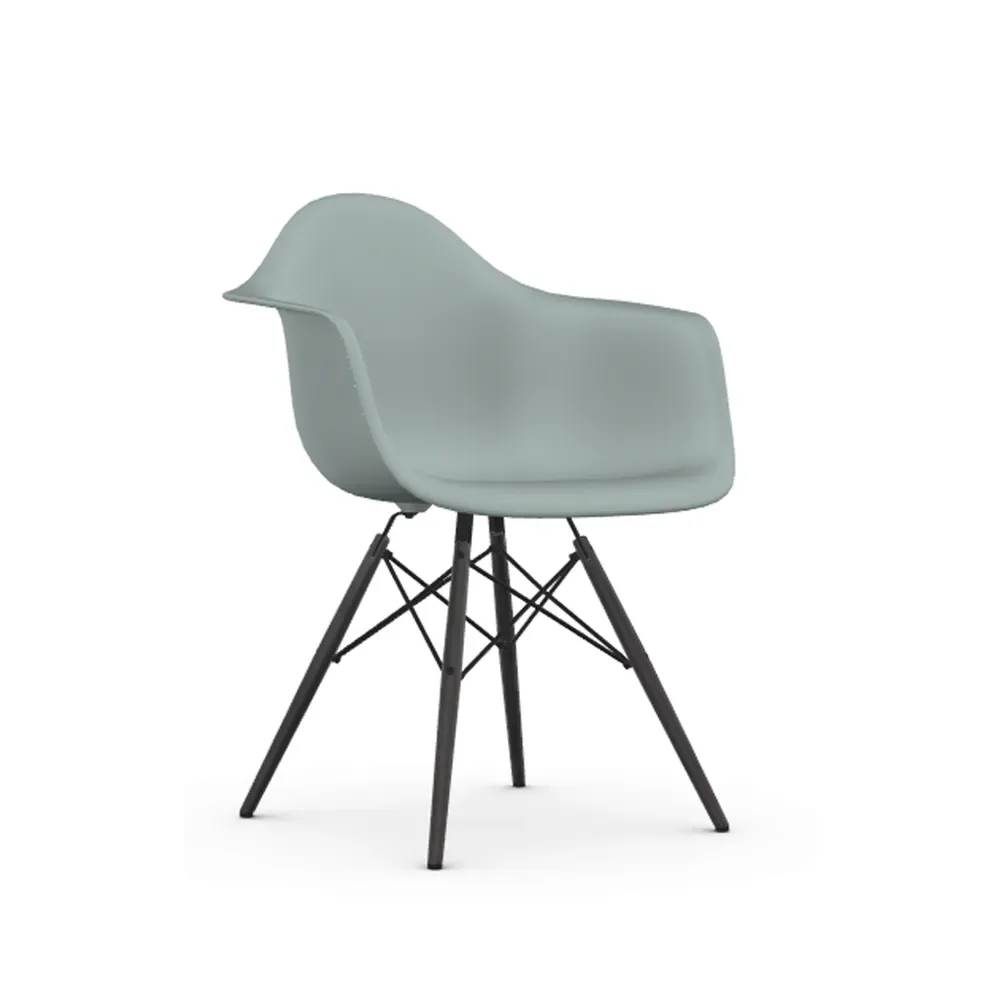 Vitra Eames Plastic Armchair RE DAW stol 24 light grey-black maple