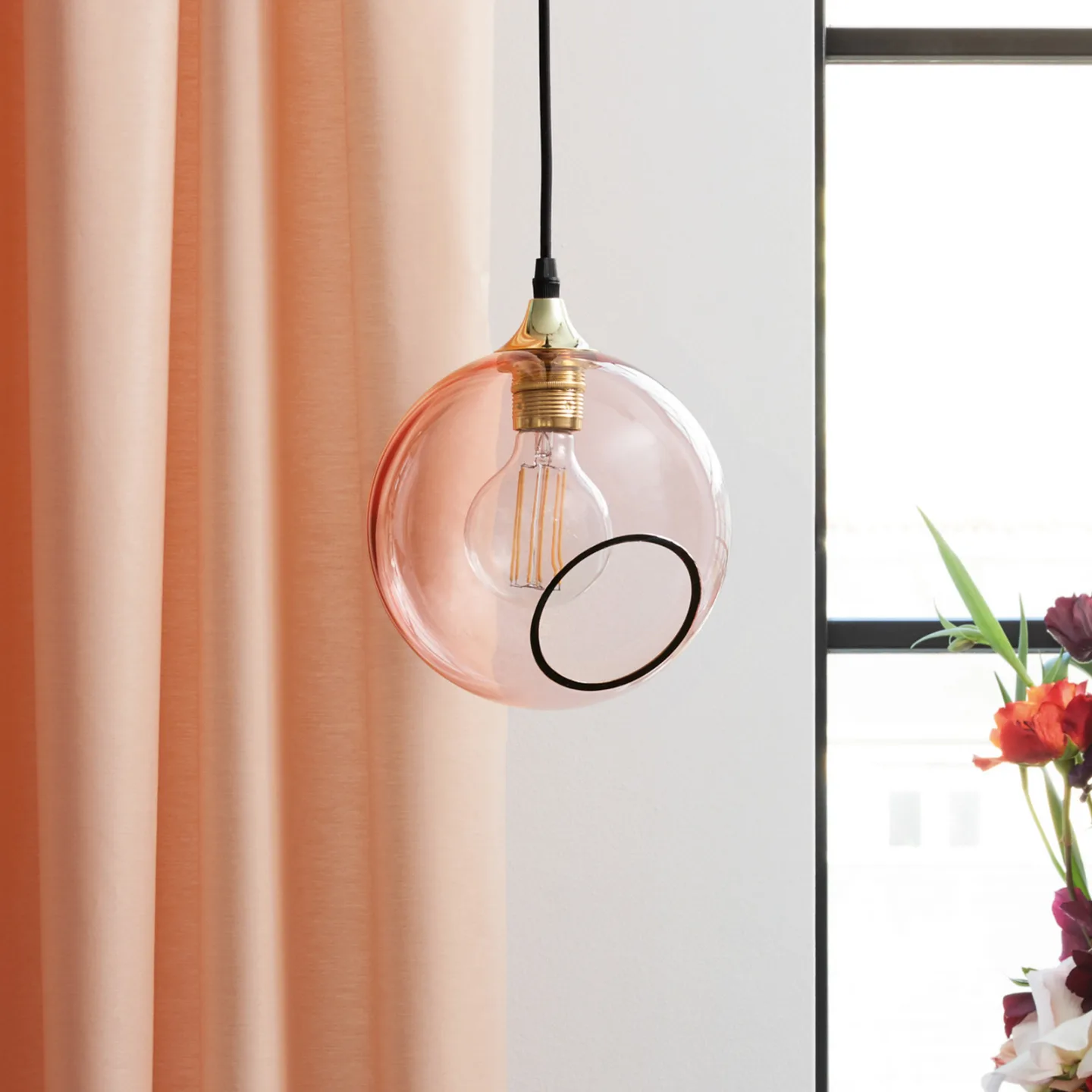Ballroom pendellampe rosa med gullsokkel – DESIGN BY US - Stue - Glass - Med en lyskilde