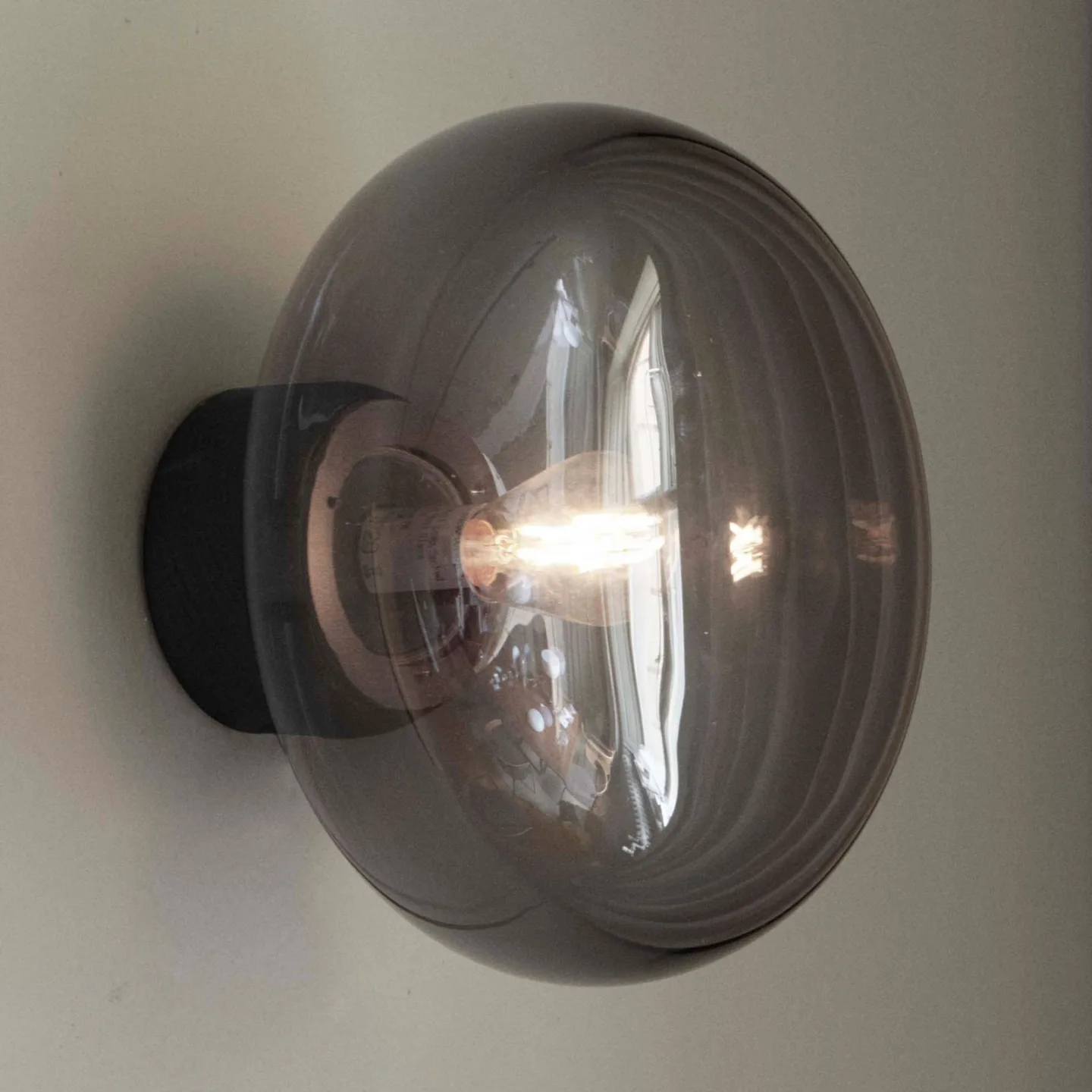 Karl-Johan Wandlampe, grau, Holz, Glas, Ø 23 cm - New Works - Wohnzimmer - Design - Rund